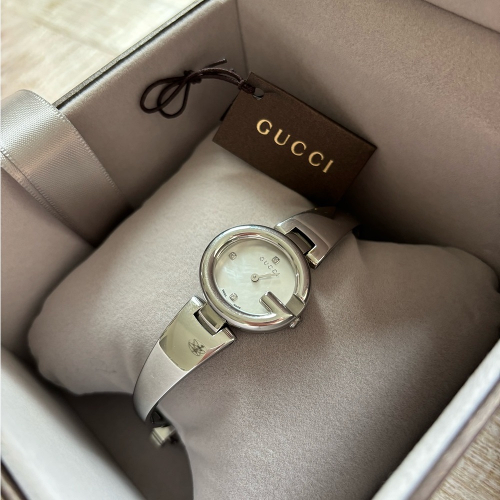 Gucci Guccissima with 3 diamonds and mother of pearl display watch